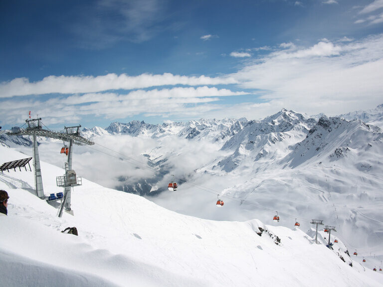Die Hochalpina-Bahn führt an einer Bergflanke über die Wolken hinaus.