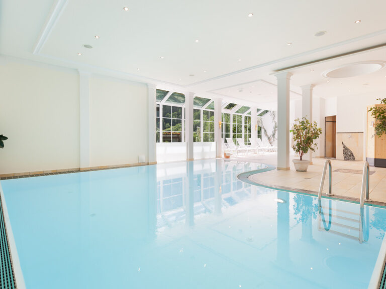 Paar lacht und Frau hält einen Schokofrucht-Spieß im Wellnesshotel Hüttenhof