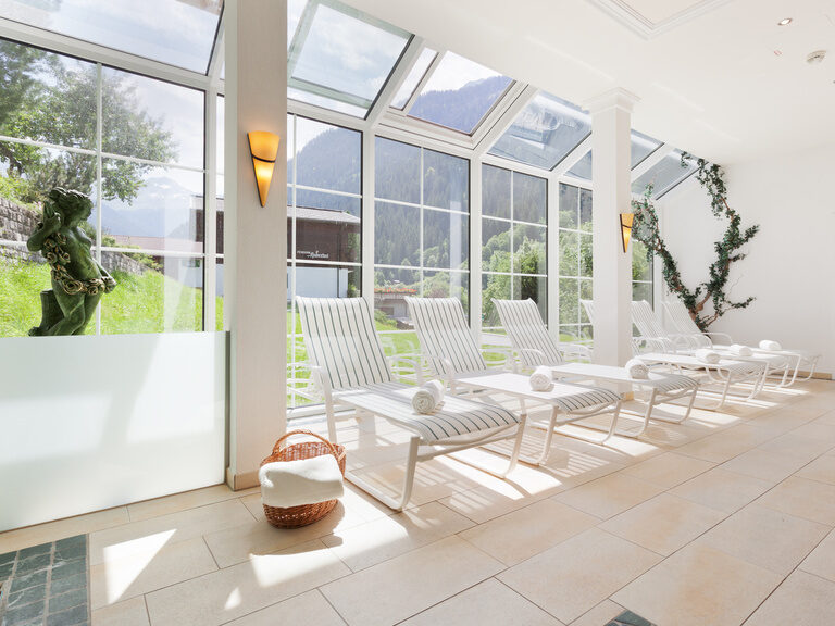 Im Wellnessbereich des Hotels Hirschen bieten weiße Liegen Platz zum Ausruhen