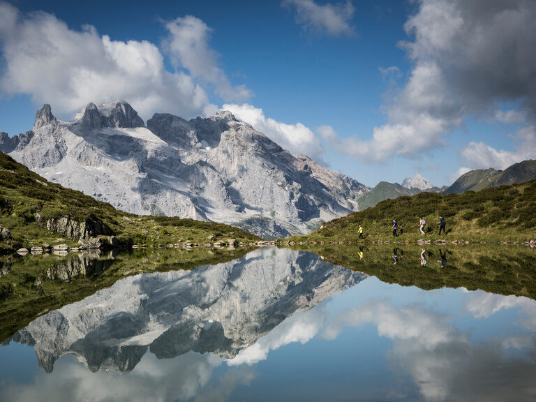 Der Tobelsee spiegelt majestätisch die umliegenden Berge bei Montafon wider.